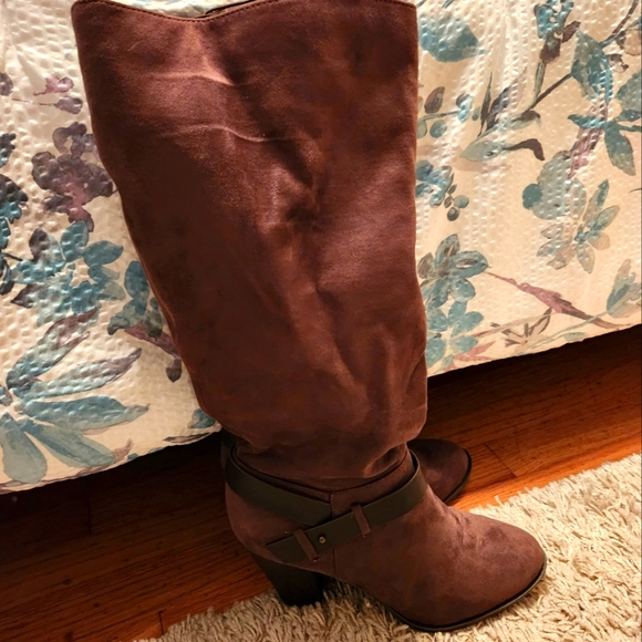Size 10 Brown Ultra Suede 3.5 inch heel boots. - Picture 3 of 8